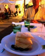 あんずの売り場とレストランのメニュー解読